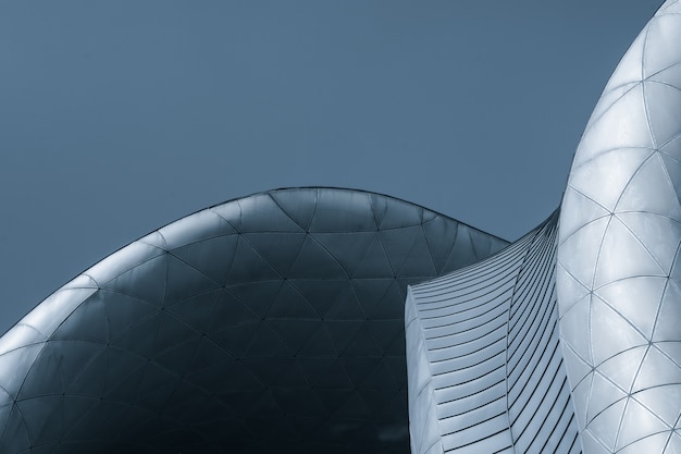 Edificio moderno con sfondo cielo