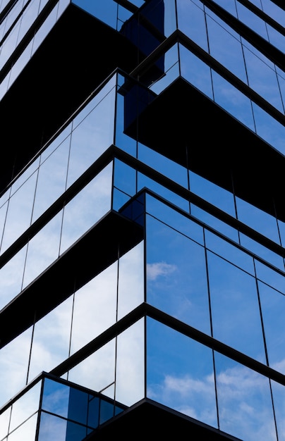 edificio moderno in una facciata di vetro