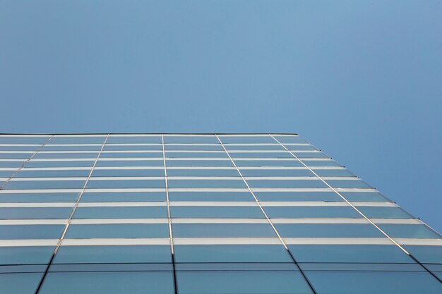 Edificio moderno in vetro a basso angolo