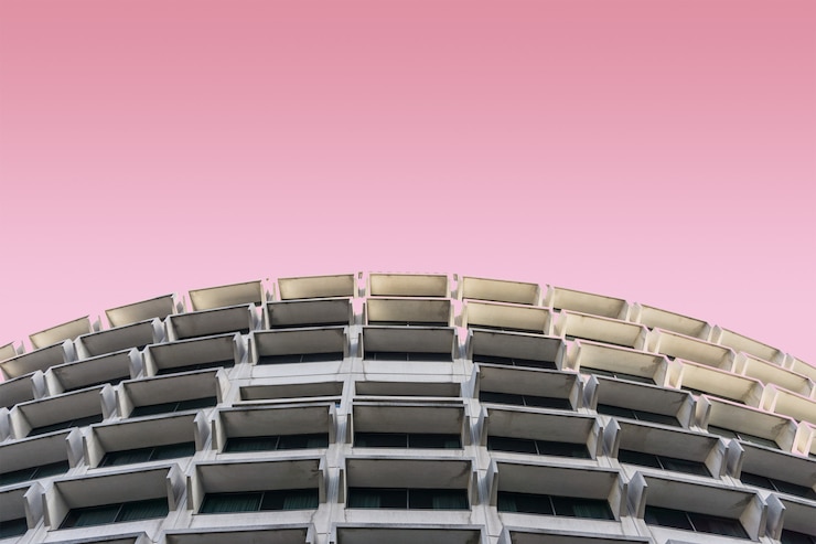 Foto gratuito edificio moderno su uno sfondo rosa
