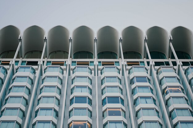 Edificio moderno visto dal basso