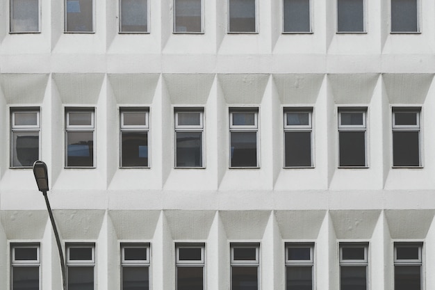 Edificio monocromatico con finestre