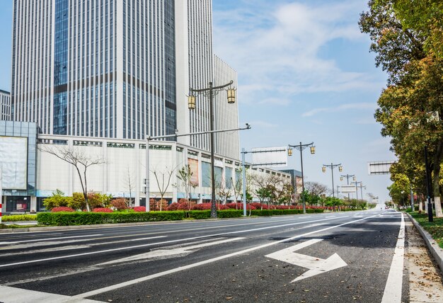 Edificio per uffici accanto a una strada