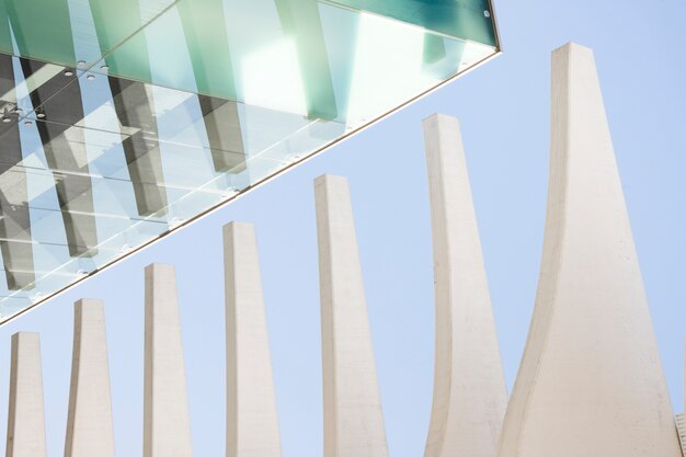 Edificio per uffici moderno contro il cielo blu