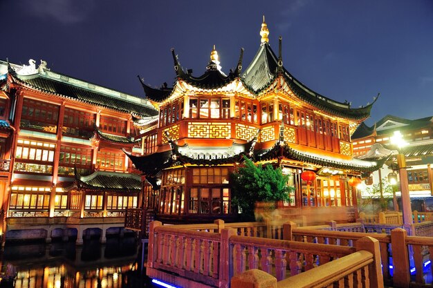 Edificio storico in stile pagoda a Shanghai di notte