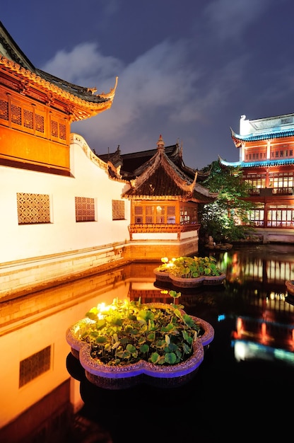 Edificio storico in stile pagoda a Shanghai di notte