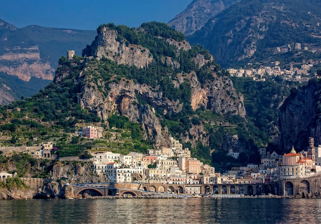 edificio tra montagna e mare durante il giorno