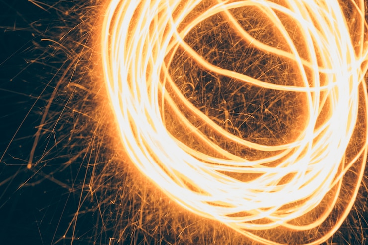 Foto gratuito effetto di fuoco vorticoso su sfondo nero