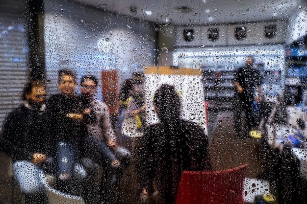 Effetto pioggia sullo sfondo del negozio