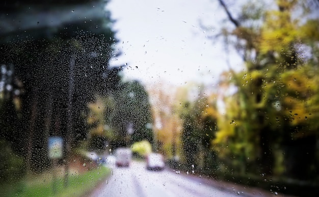 Effetto pioggia sullo sfondo della strada