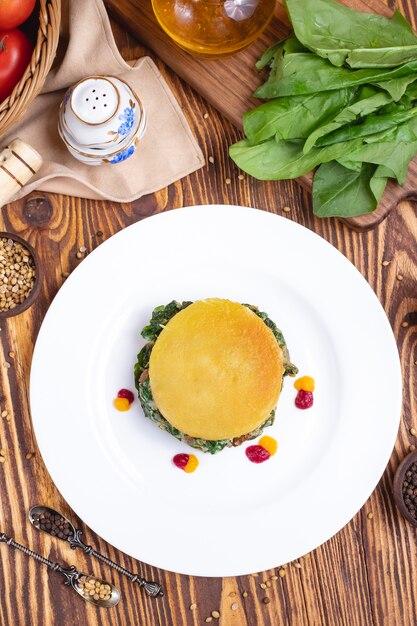 Egg con la vista laterale delle spezie del pomodoro del riso della crosta degli spinaci