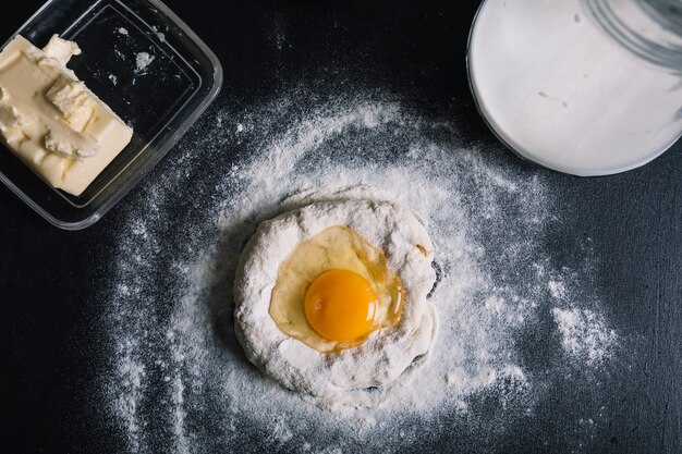 Egg york sopra la pasta sul bancone della cucina