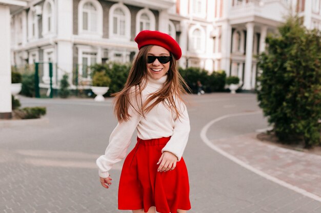 Elegante affascinante signora francese in gonna rossa e berretto francese