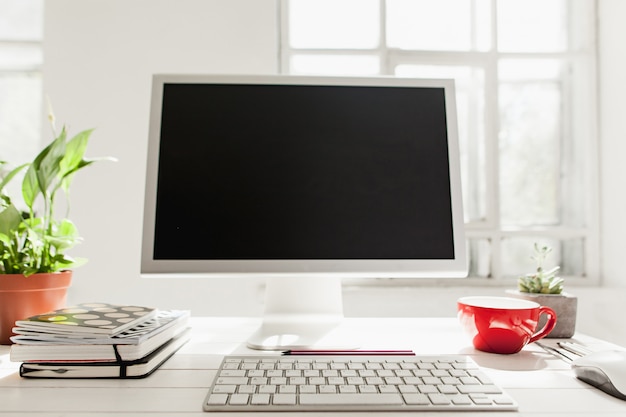 Elegante area di lavoro con computer a casa o in studio