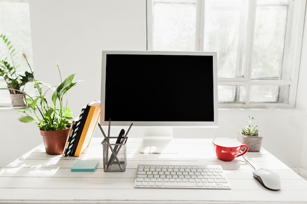 Elegante area di lavoro con computer a casa