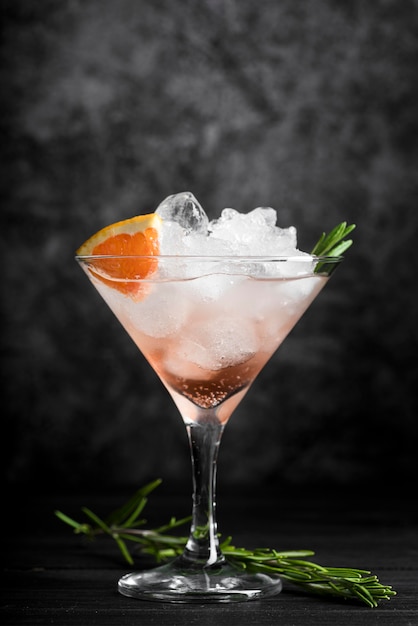 Elegante bicchiere riempito con cocktail di bevande alcoliche