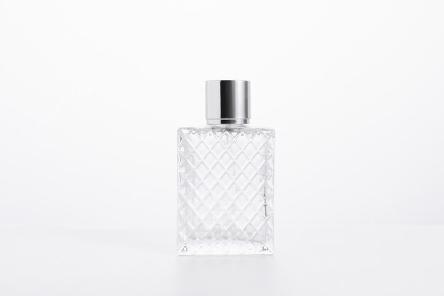 Elegante bottiglia di profumo in vetro isolata su una superficie bianca