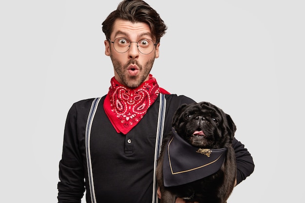Elegante brunet uomo che indossa bandana rossa tenendo il cane