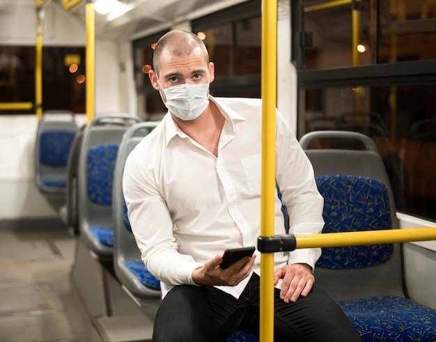 Elegante bus da equitazione maschio adulto con mascherina medica