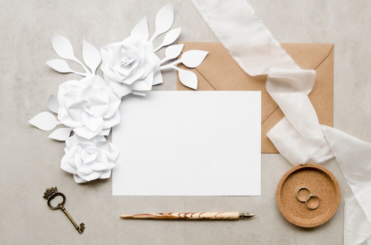 Foto gratuito elegante carta vuota con fiori di carta