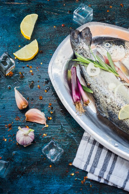 Elegante composizione alimentare sana con pesce