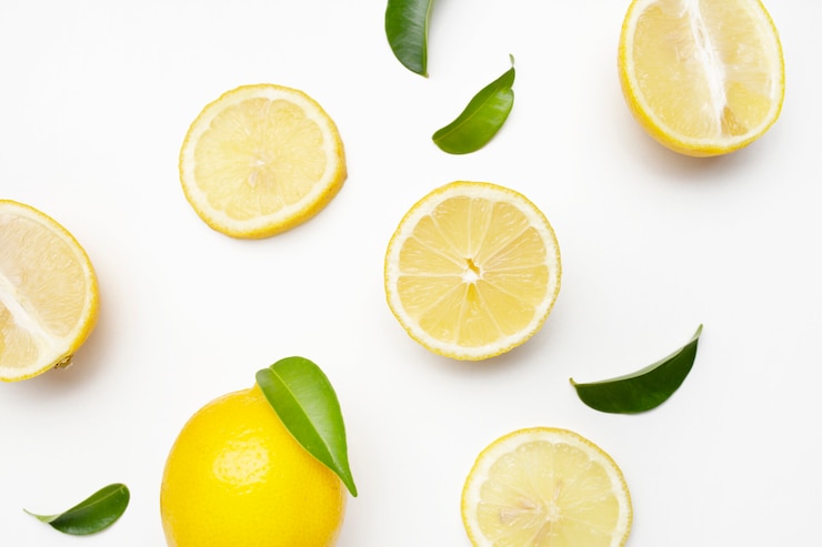 Foto gratuito elegante composizione di set di limoni su una superficie bianca