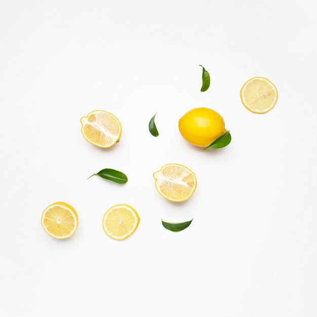 Elegante composizione di set di limoni su una superficie bianca