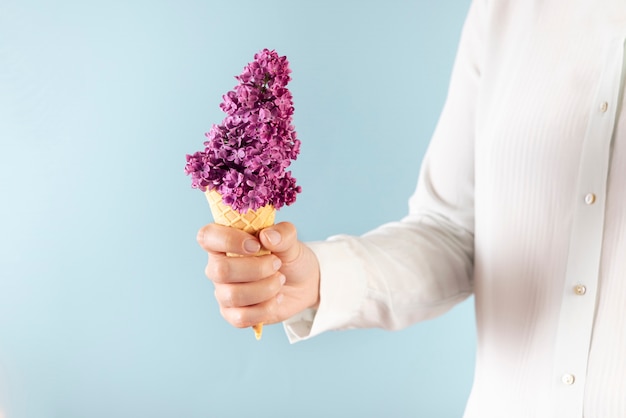 Elegante concetto di cibo ecologico con fiori in cono gelato