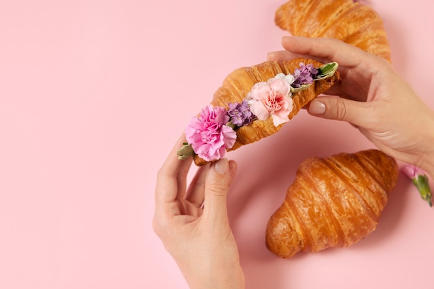 Elegante concetto di cibo ecologico con fiori in croissant