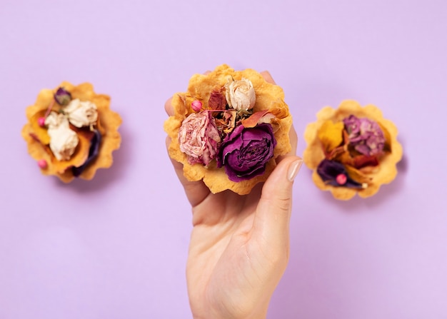 Elegante concetto di cibo ecologico con fiori in crostata da dessert