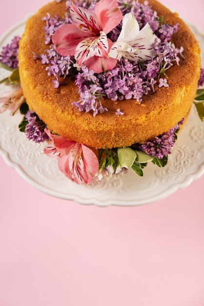 Elegante concetto di cibo ecologico con fiori in torta