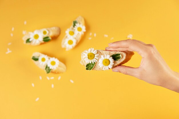 Elegante concetto di cibo ecologico con fiori sul pane