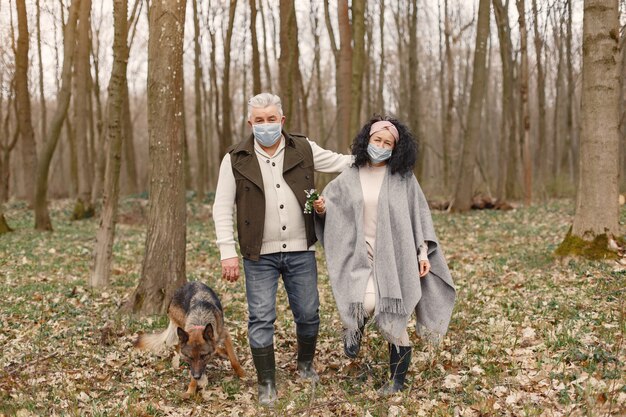 Elegante coppia adulta in una foresta di primavera