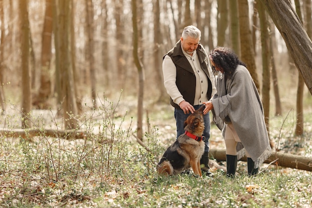 Elegante coppia adulta in una foresta di primavera