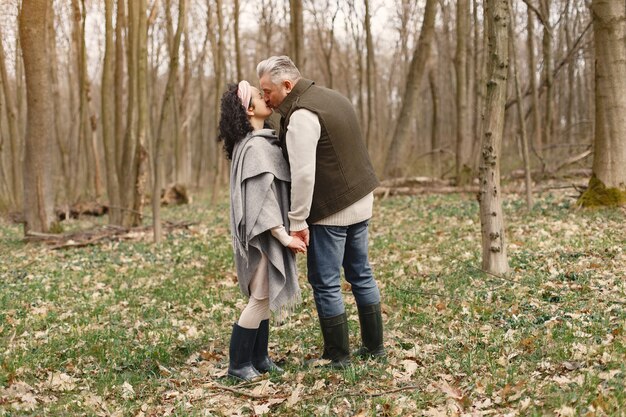 Elegante coppia adulta in una foresta di primavera