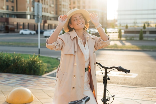 Elegante donna adulta in posa con bici ecologica