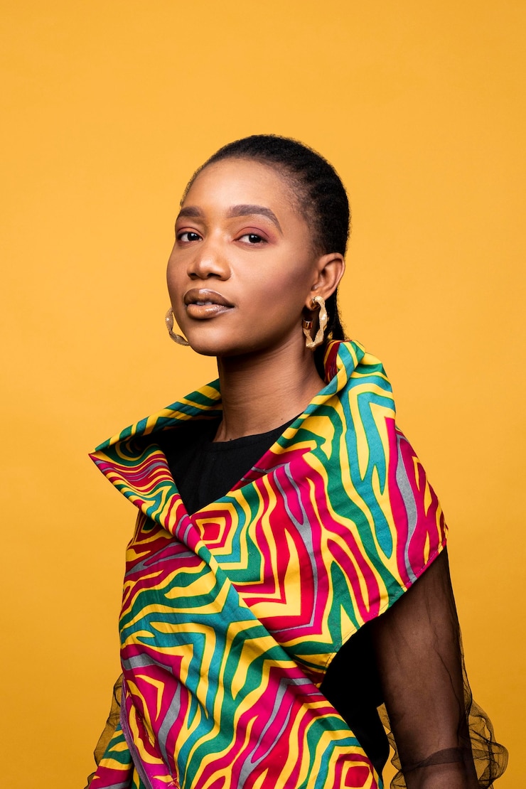 Foto gratuito elegante donna africana con abiti colorati