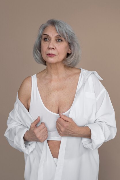 Elegante donna anziana che indossa abiti bianchi