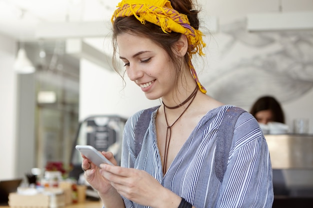 Elegante donna che indossa bandana gialla