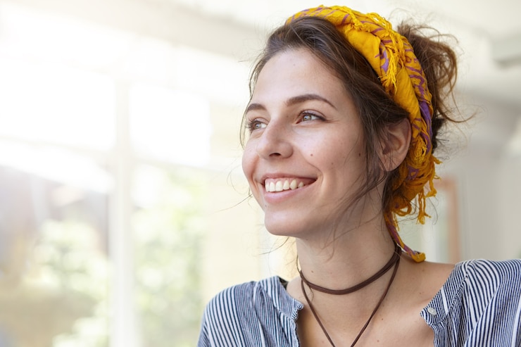 Foto gratuito elegante donna che indossa bandana gialla