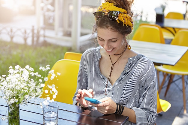 Elegante donna che indossa bandana gialla