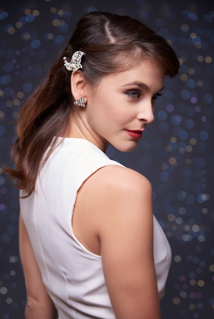 Elegante donna con gioielli in argento