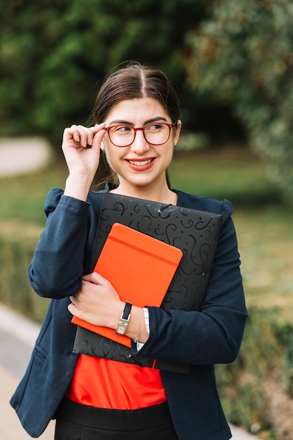 Elegante donna d&#39;affari all&#39;aperto