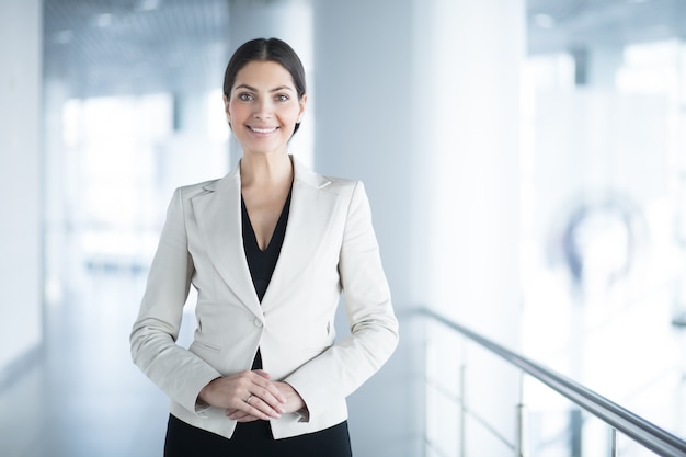 Elegante donna d&#39;affari felice in sala d&#39;ufficio