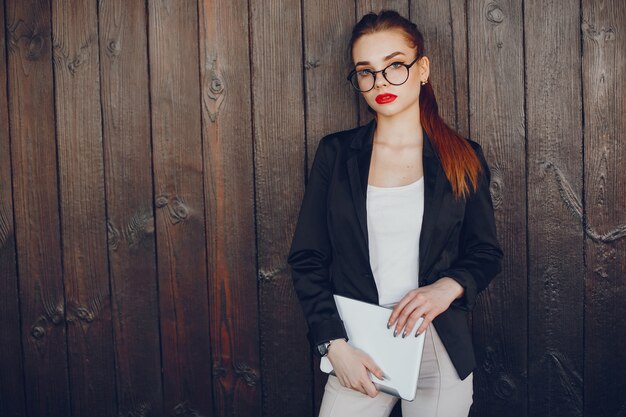 Elegante donna d&#39;affari in un caffè