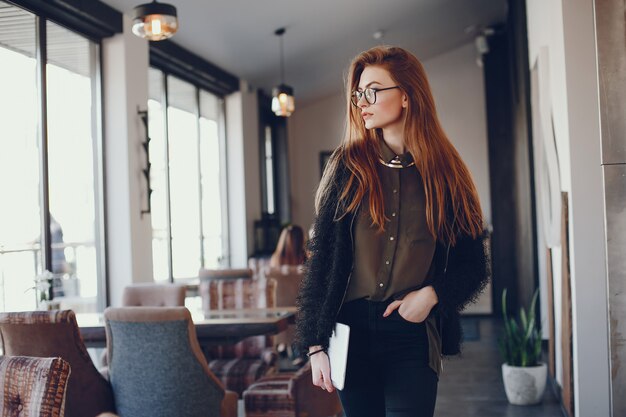 Elegante donna d&#39;affari in un caffè