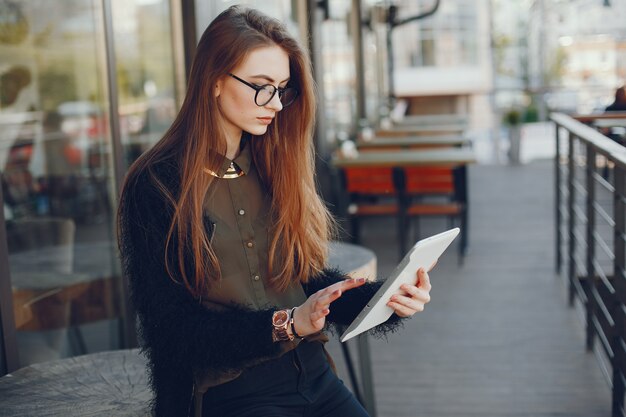 Elegante donna d&#39;affari in un caffè