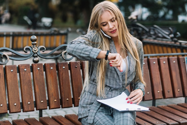 Elegante donna d&#39;affari seduto sulla panchina