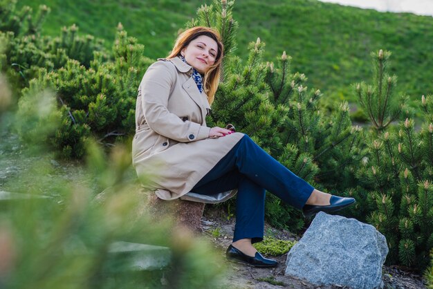 Elegante donna in posa all&#39;aperto