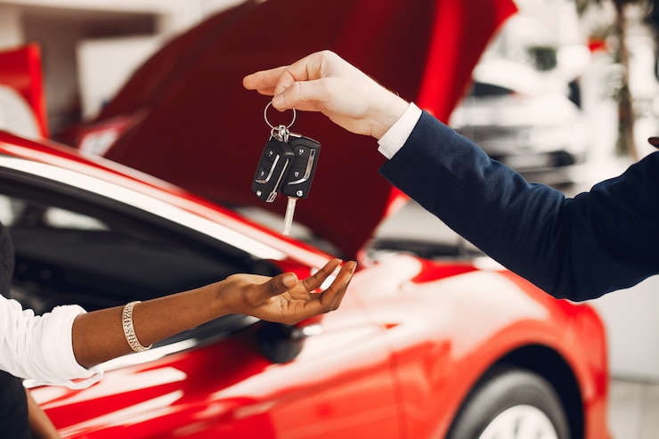 Foto gratuito elegante donna nera in un salone di auto